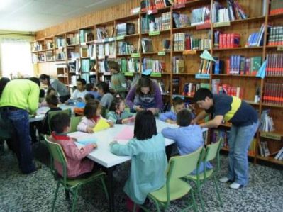 No primeiro plano están Carlota e Diego cos seus alumnos
