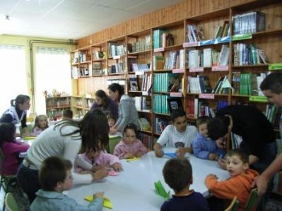 @s alumn@s de 3º e 4º da ESO foron, por un día, profes dos nenos de infantil: ensináronlles a facer unha "balea"
