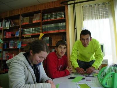 Mercedes, Jorge e Adrián preparando a clase.
