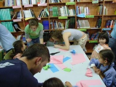 Nicolás, Noelia e Kati traballando cos seus nenos
