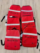 Mochilas viajeras en el suelo de la biblioteca