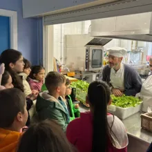 Alumnado en la cocina del comedor escolar