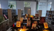 Libros en la biblioteca con decoración de samaín