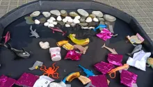 mesa multisensorial con objetos