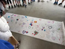 Pancarta diseñada por el alumnado de primaria 