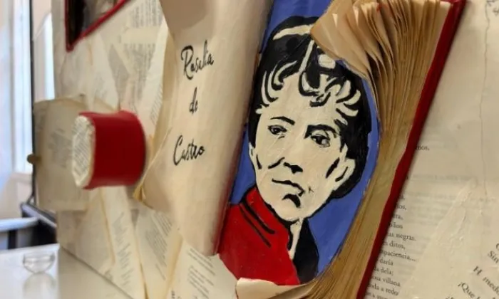 Manualidad creada por el alumnado de la ESO, aparece la cara de rosalia en un libro.