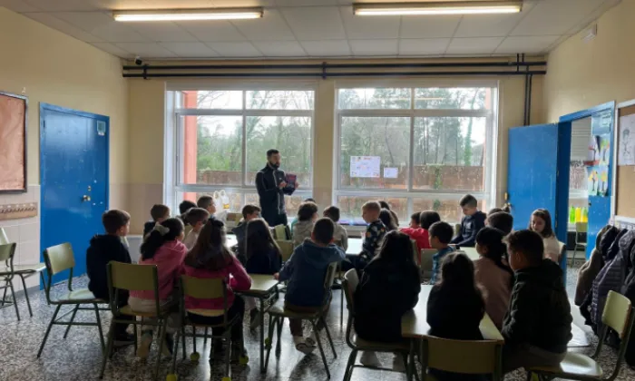 Alumnado de espaldas sentados participando en una actividad para celebrar el 8 de marzo