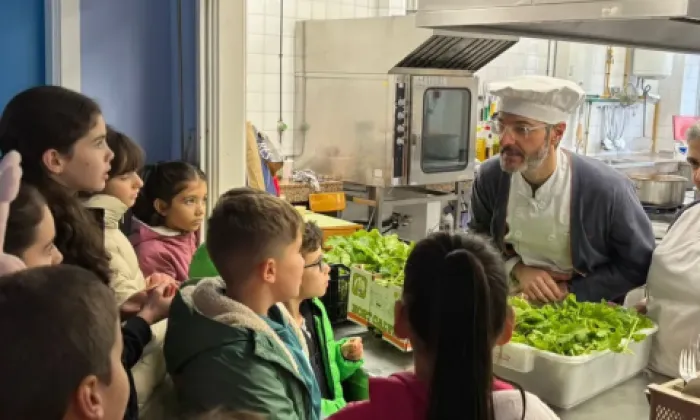 Alumnado en la cocina del comedor escolar
