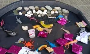 mesa multisensorial con objetos