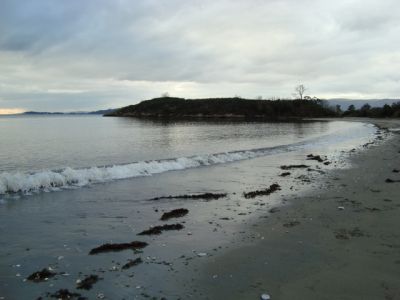 Praia das Cunchas, ao fondo Castro do Portelo
