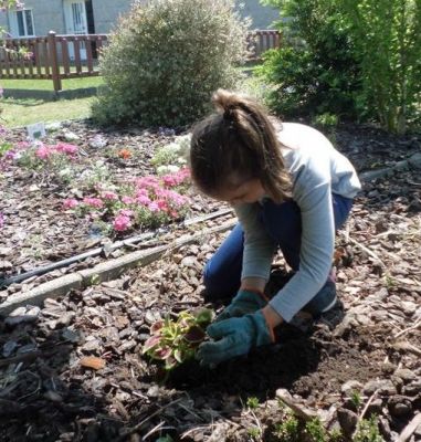 Iria_plantando_coleos.JPG