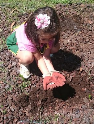 Laura_plantando_pipas_de_cabaza_opt.jpg