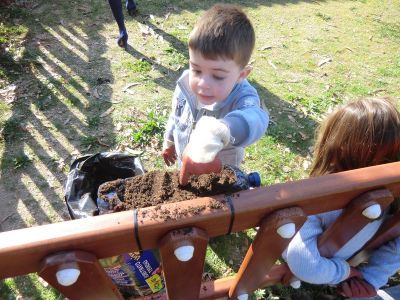 Lois_plantando_xardineiras_(16).JPG