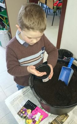 Mateo_botando_as_sementes_opt.jpg