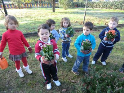 Sisan_plantando_nos_parterres_(3).JPG