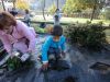 Sisan_plantando_nos_parterres_(21).JPG