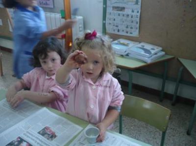 Proxecto Lector
Enma e Irene amosando a súa semente lista para xermolar.
