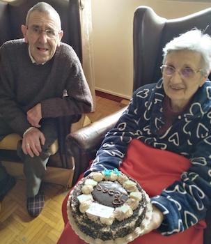 Dos ancianos sentados con una tarta
