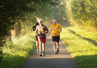 Personas en la tercera edad corriendo