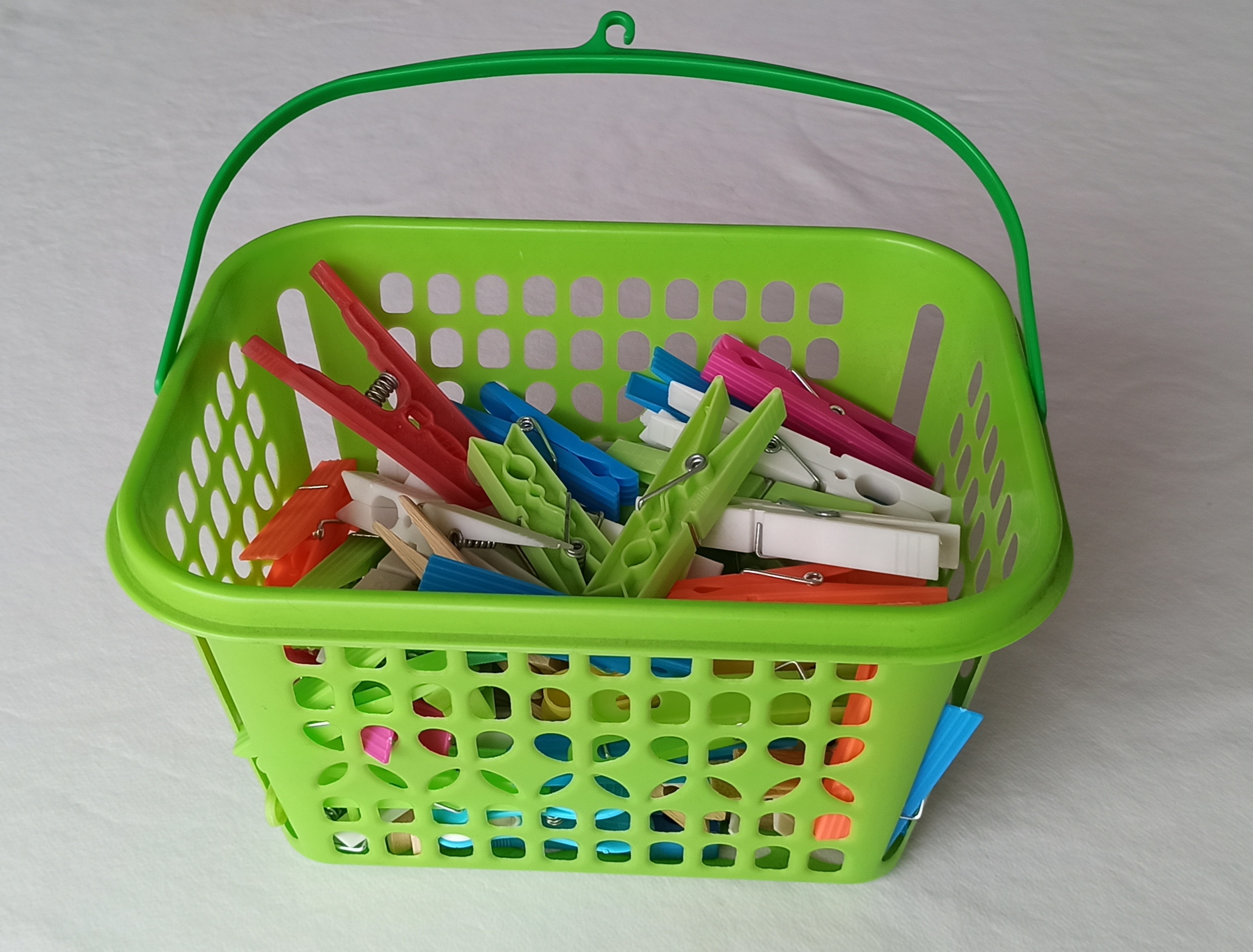 imagen cesto con pinzas