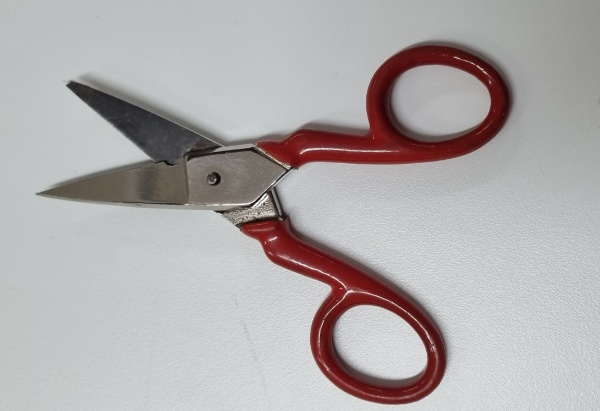 En la imgen pueden verse unas tijeras de electricista