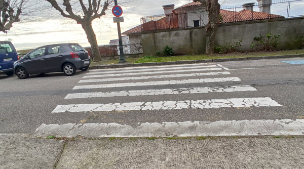 Bordillo en un paso de cebra