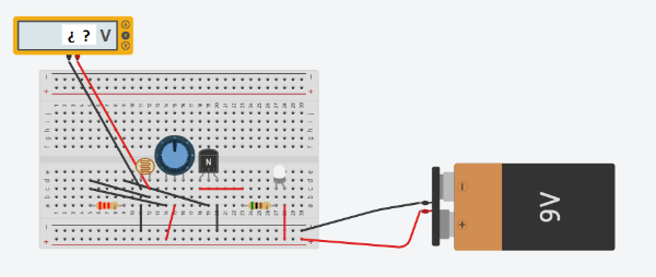 En la imagen se muestra la medida de voltaje en el circuito del detector crepuscular con Tinkercad