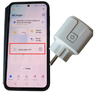 Fotografía de un enchufe inteligente y un teléfono móvil con la aplicación para controlarlo