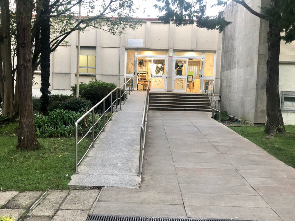 Escalera de entrada de un instituto con rampa