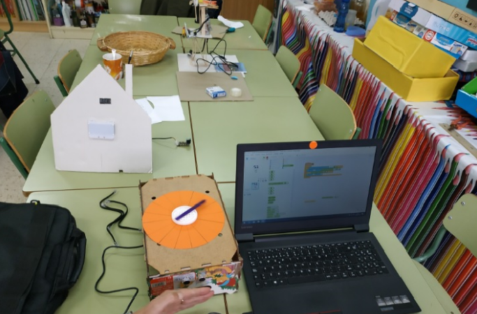 Imaxe dunha escena de aula con traballo maker