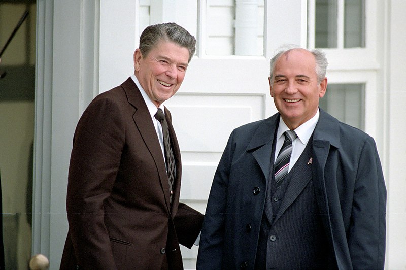 Mikhail Gorbachov (dereita) e Ronald Reagan Mikhail Gorbachov (dereita) e Ronald Reagan