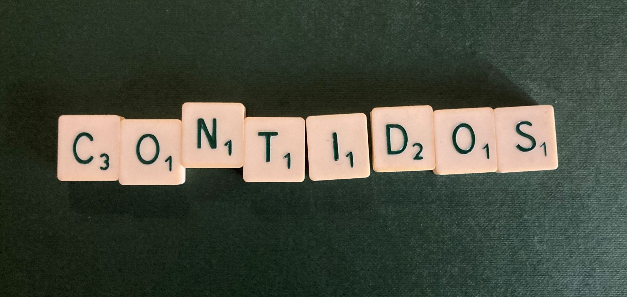 contidos en letras de scrabble