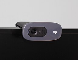 Webcam Webcam colocada sobre la pantalla de un ordenador
