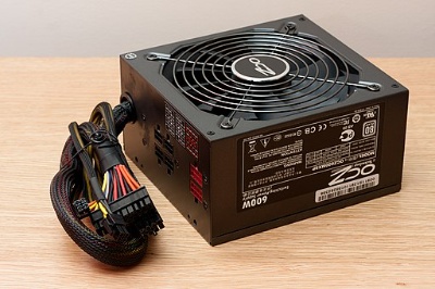 Fotografía de una fuente de alimentación de PC