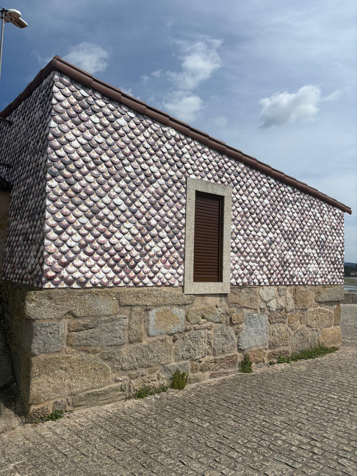 Revestimento de cunchas de vieira nunha casiña de Cambados