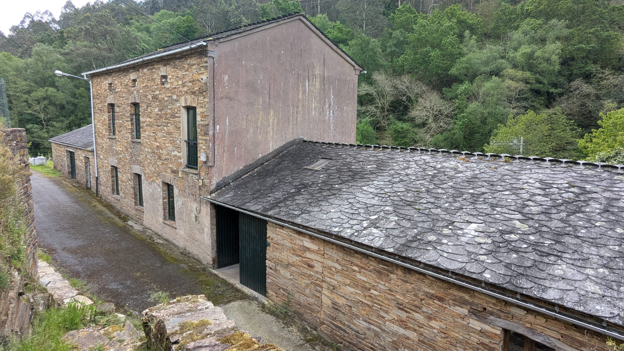 Vivenda e espazos anexos en Trabada, Lugo