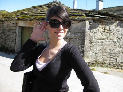 Va vale para modelo, pero as gafas son máis grandes que ela...
