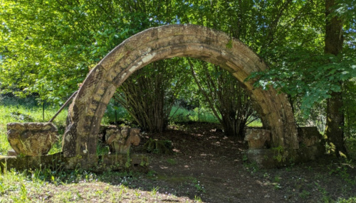 Arco románico en el jardín de Mondariz 