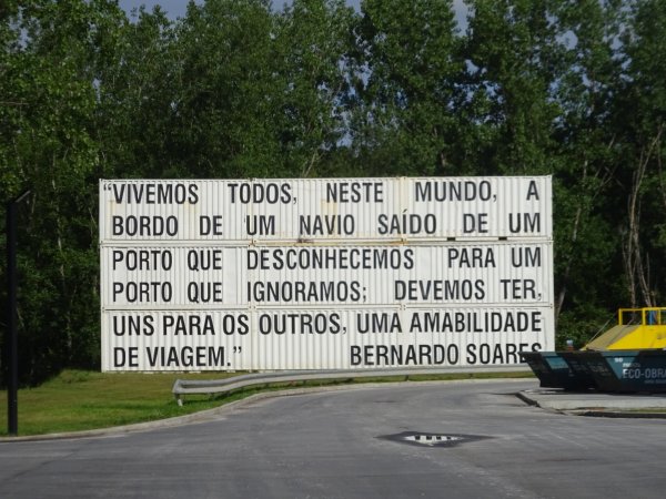 44 BAgain (4)
Dentro de lo que es el complejo y las instalaciones, hay numerosas obras de arte en el exterior así como frases motivadoras
