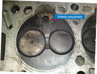 En la imagen se ve la culata de un motor de inyección indirecta, donde se pueden apreciar las dos válvulas y la entrada a la cámara de turbulencia.