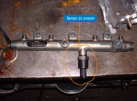 En la imagen podemos apreciar el rail de  un Common Rail, asi como, el sensor de presión.