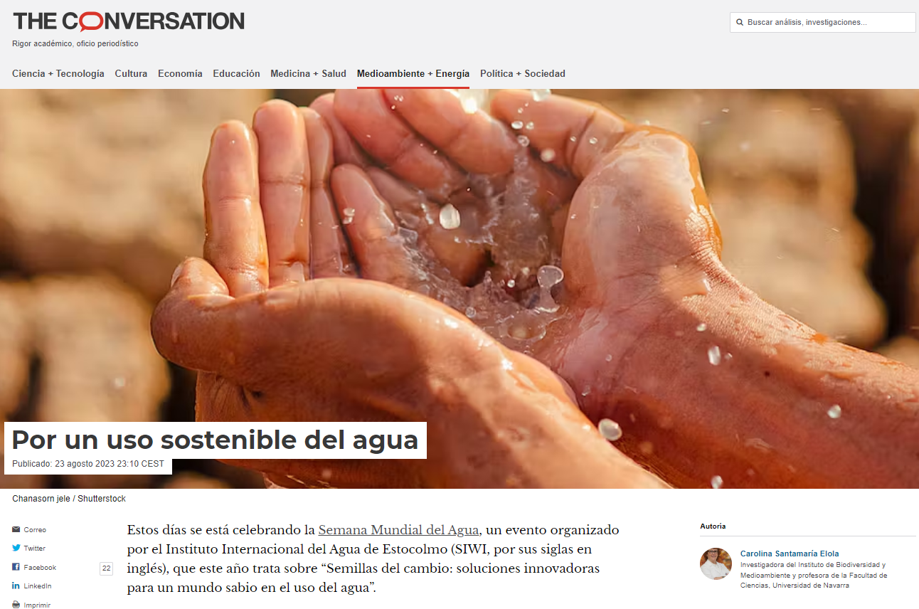 Lavarse las manos con agua saltando de un grifo en tierra seca.