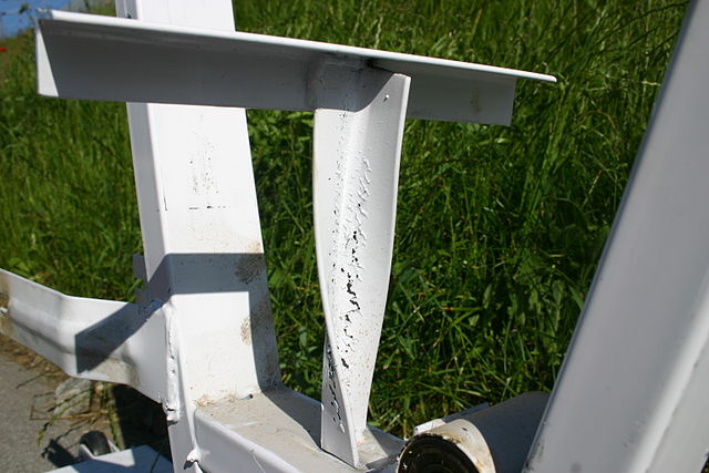 Foto de detalle de un perfil de acero deformado por efecto de la torsi&oacute;n.