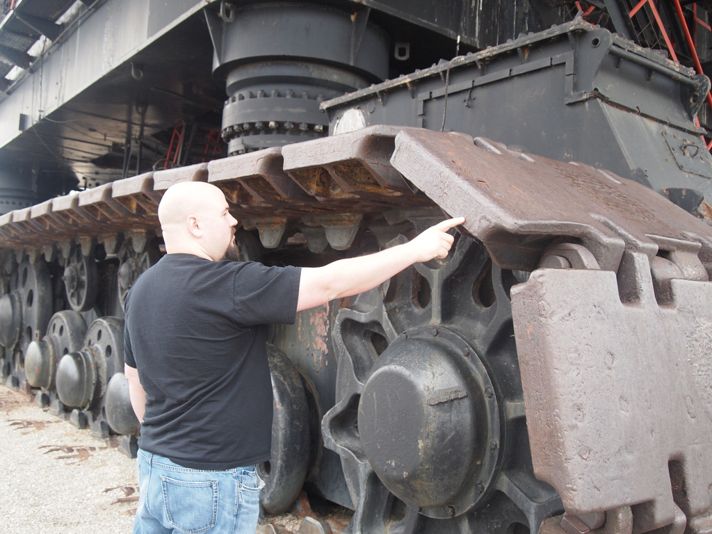 Foto de detalle de las orugas de una gran m&aacute;quina de trabajo en cantera.