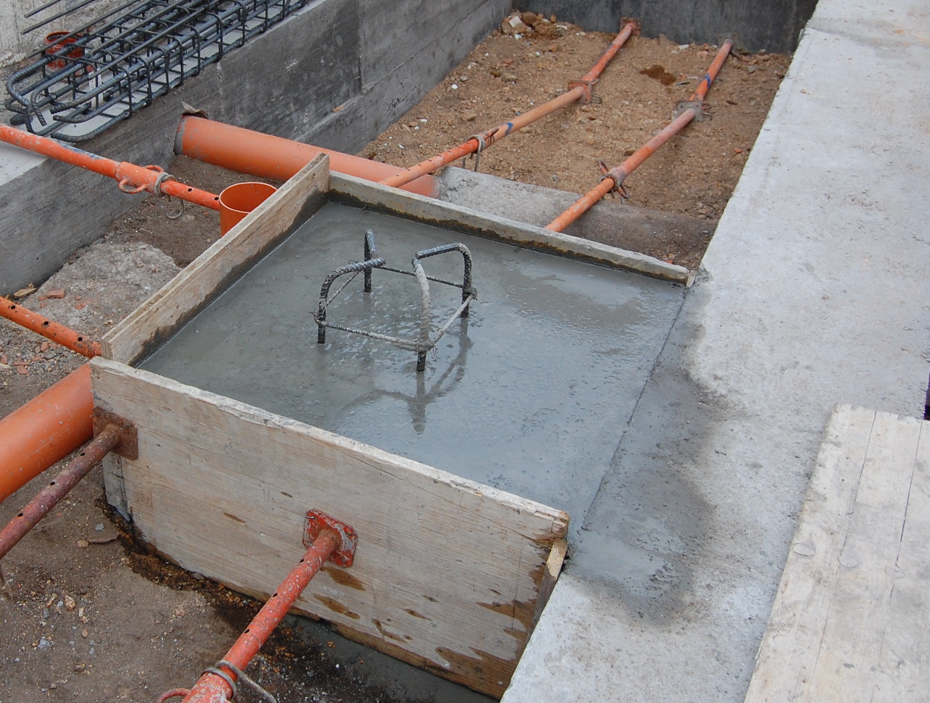 Foto de una zapata de cimentaci&oacute;n reci&eacute;n hormigonada.