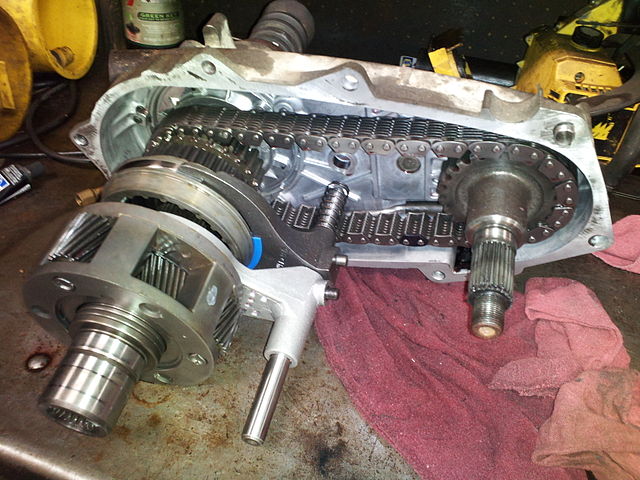 Foto de detalle de una transmisi&oacute;n por cadena en una m&aacute;quina.