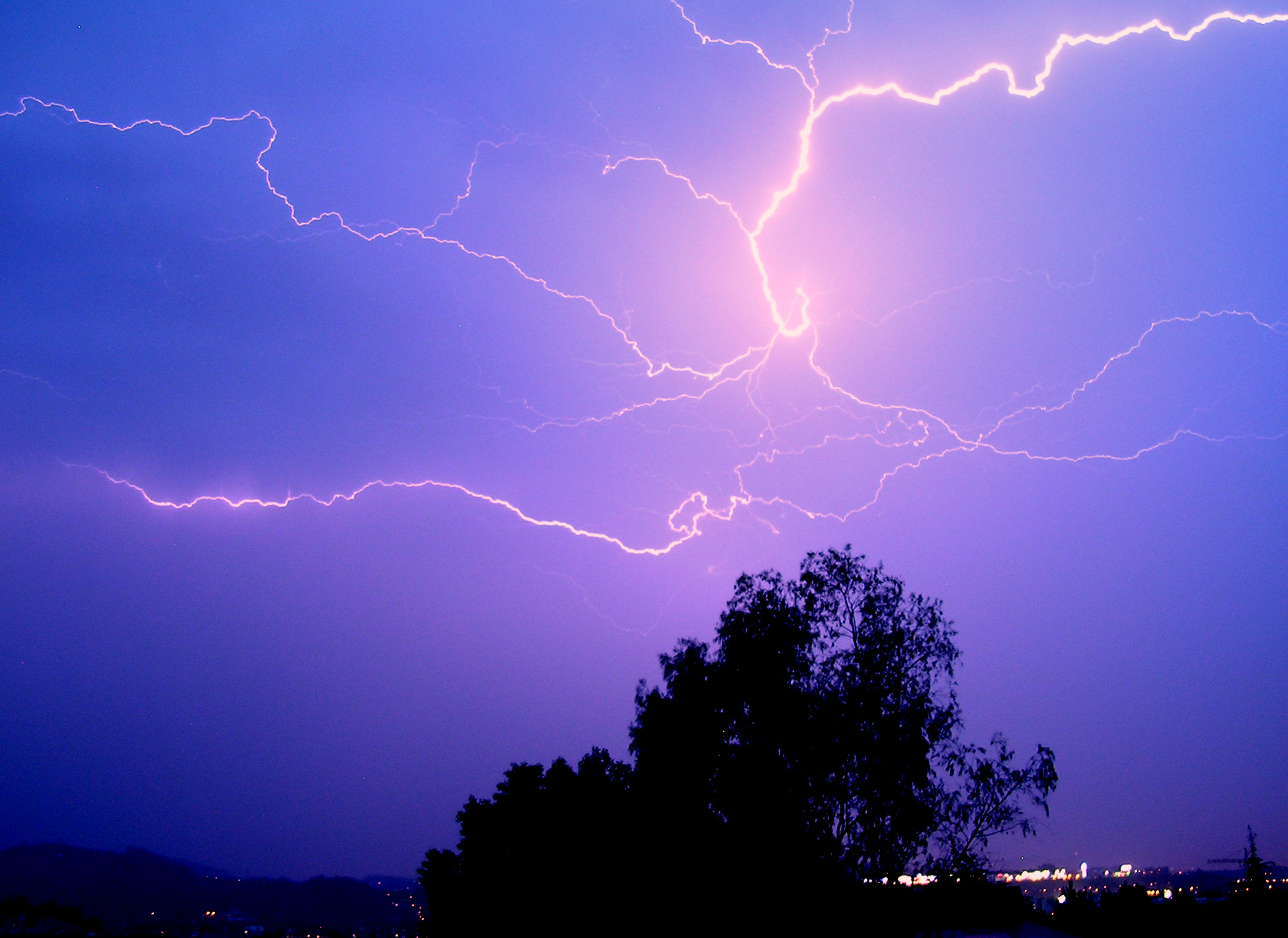 Foto del instalte en que cae un rayo en la noche.