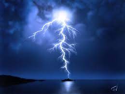 Un relámpago es un destello de luz que se produce en las nubes durante una tormenta eléctrica. Es el resultado de una descarga eléctrica que se produce entre dos nubes, entre una nube y la tierra, o entre una nube y la ionosfera.