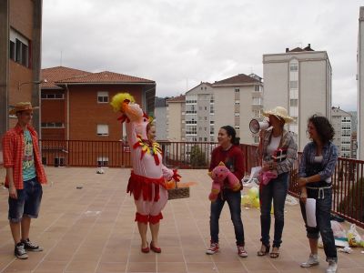 Entrega do premio á mellor tirada de ovo
Un ovo de 0'5 Kg de chocolate foi o premio que acadou Yael Campelo polo seu ovoresistor!!!
Palabras chave: festival, ourense, trofeos, tirada de ovos