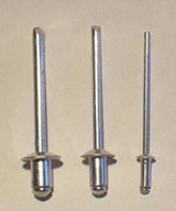 Fotografia de remaches. Tienen forma cilíndrica, y están compuestos por la cabeza y el vástago o espiga.